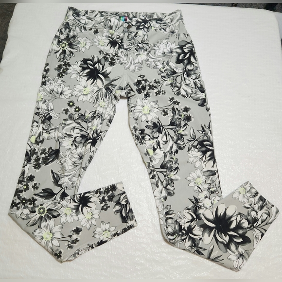 Utopia gray floral print leggings accent button. Size large - Picture 1 of 1
